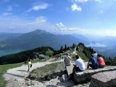 先ほどの登山列車は後方の山の山頂（シャーフベルク山）に着きます。