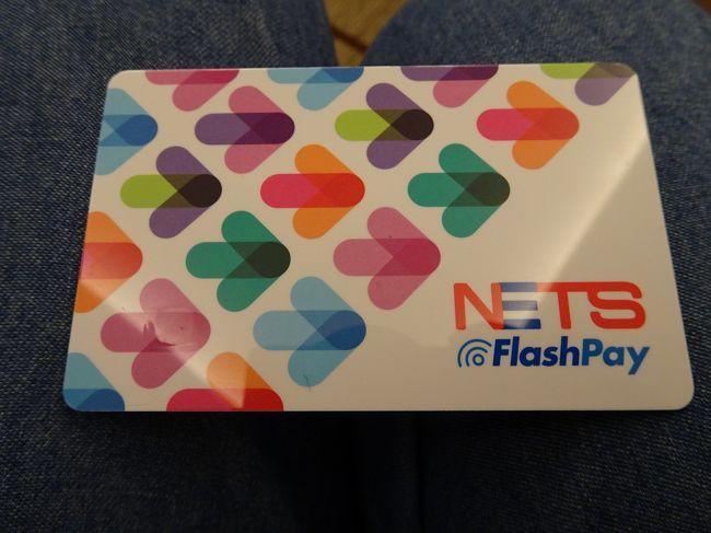 イージーリンクカードと１日券と迷いましたが、あまり乗らないかなあ〜と思い、イージーにしました。後で後悔が・・・<br /><br />デボジット５ドル（返金なし）、７ドル運賃で計１２ドルです。<br />トップアップ１０ドルをしてもらい、１７ドル分乗り降りできます。残ったら返金してくれます。最後の日、６．８２ドル余っていたのに、６ドルのお札しか戻ってきませんでした。切り捨てです(>_<)英語が出来れば違うかも？<br />どなたかの口コミで、サンリオの絵柄だったと書いてあり、うらやましい。うちらは、普通のでした。<br /><br />クチコミでは、エスカレーターの下に切符売り場があると書いてありましたが、やっていなく、改札の横にあるパッセンジャーで購入しました。カードが使えず、キャッシュのみです。<br /><br />予定外、もっと両替しなくちゃと思い、戻りましたが、千円札がないので、５００円玉を出してみたら、大丈夫で良かったです。<br />２千円で２２ドルとコインは忘れました。