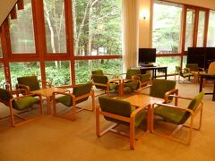 五千尺ロッヂのロビー。チェックアウトは１１時までなので、
朝食後は、お風呂（温泉ではありませんが）に行ったりして、のんびり。

しかし、２Ｆの部屋に荷物を取りに戻るのも面倒なので、
結局、１０時すぎにチェックアウトして荷物を預け、お土産の買い物へ。

宿を出ると雨が降ってきた…