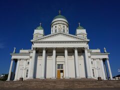 ここがあのヘルシンキ大聖堂の正面かな？でもあまり人がいないなと思って周囲をぐるっと回ると、