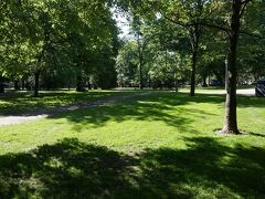 4日目。
タリン1泊2日の旅の続きです。

前日にタリンから戻って来て、この日は丸一日使ってヘルシンキを観光します。こちらはホテル近くの公園です。たまたま写真には一人も写っていませんが、夏場の日差しを求めて多くの人が公園にいました。本当です。