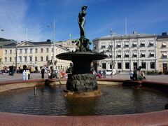 エスプラナーディ公園を抜けると、噴水の中に銅像がありました。ここの隣がマーケット広場です。