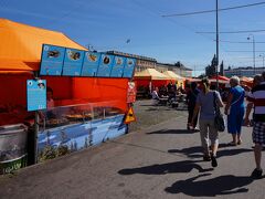 サーモンやニシンなどの新鮮な魚介類を扱うお店や、フルーツ、雑貨など様々な店が並んでいました。