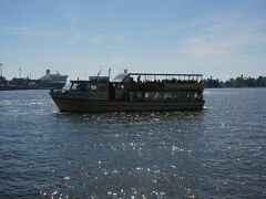 このような観光船と、後から出てきますがフェリーと呼ばれる渡し船があり、後で知ったのですがフェリーの方が少し安いです。ということで、何も知らず私は観光船に乗りました。