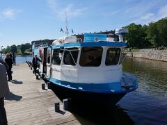 スオメンリンナ島に上陸！
こちらが乗って来た船、鮮やかな水色です。1階席と2階席があり、2階席の方が眺めはよかったです。