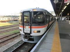 6:21
おっ！
これは373系特急型電車ではありませんか。
特急車両を普通列車に合間運用しているようです。
この後の、6:48発静岡行きに乗るつもりでしたが、こっちに乗りましょう。

普通914M.浜松行
豊橋.6:25→浜松.7:00

青春18きっぷ(1日分)‥2370円