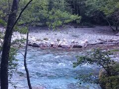 梓川のほとりに続く自然研究路を歩いていきます。流石に車中泊は辛いです。寒いし眠いし・・・でも緑の中にいるだけで心は晴れ晴れとしています。