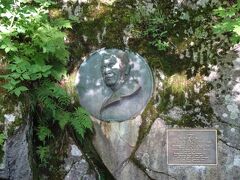 元気になって歩き始めます。『ウエストン碑』、明治24年に約3年間上条嘉門次を案内人に、北アルプスに挑んだイギリス人宣教師のウエストンは、日本に初めて西洋式登山を伝えた人物です。登山という趣味を世界中に広げた人なんですね。
