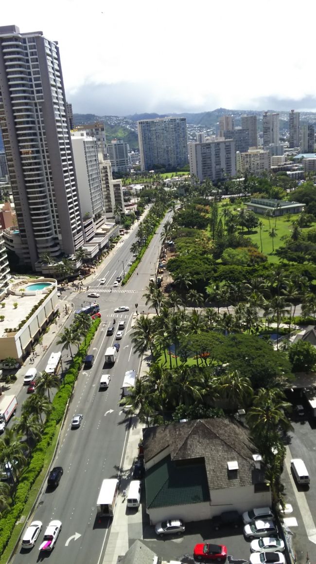 何だか毎朝ラナイから写真撮っていました。<br /><br />今朝の天気は…雲が多いけど 晴れています！<br /><br />