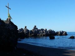 SUR SHANGHAIたちが泊まったテネリフェ島西岸のアルカラは、海辺の小さな町。
西岸には賑やかなリゾートタウンもあるんですが、静かに過ごしたかったので敢えてこの町に泊まってみました。

ホテルはちょっと期待外れでしたが、海岸沿いには遊歩道があっていい雰囲気なんですよ。
…で、ちょいと朝のお散歩に。