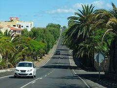 テネリフェ島西岸で宿を取ったのはアルカラの町だけれど、朝ご飯を食べに行っていたのは南隣のプラヤ・サン・ファンの町。
シンプルなハムとチーズのサンドイッチやオレンジ・ジュースがおいしかったよね。

その場面は省略して、今日はこれからまずロス・ヒガンテスの町へGO！
