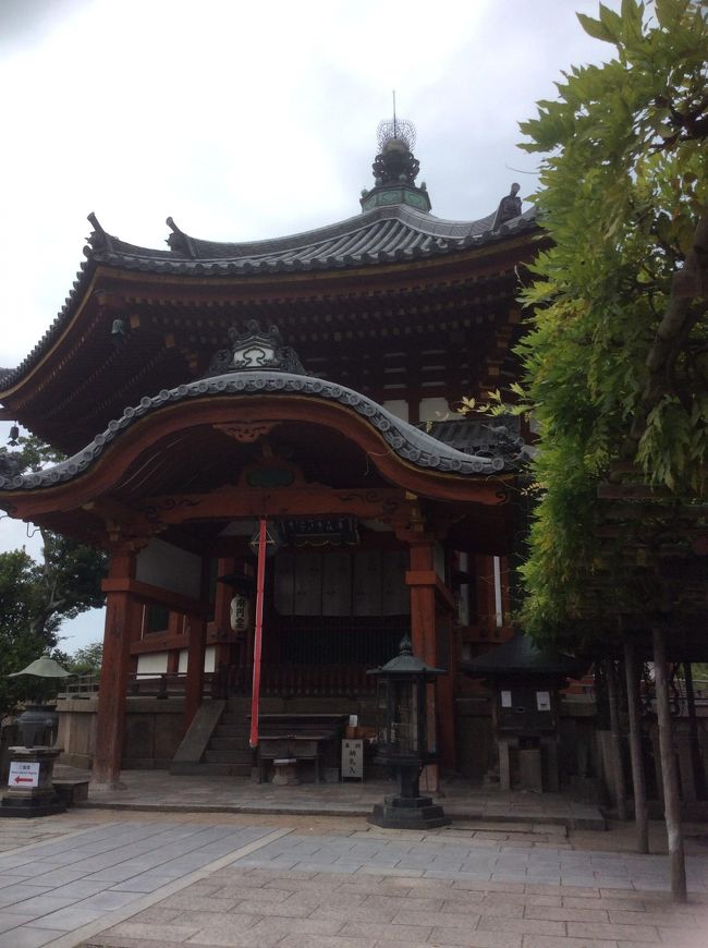 興福寺の境内にある重要文化財の南円堂です。猿沢池からは、よいしょと石段を上ることに…。奥ゆかしさを感じます。