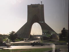 アーザーディー・タワー（１９７１年　ペルシャ建国２５００年を記念して建てられました。）