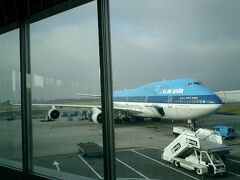 　オランダ・アムステルダムのスキポール空港に到着しました。
　予定より1時間近く早い到着です。ここからハンガリー・ブダペスト行きの飛行機に乗換えなので、遅れなくて良かったとほっと一息。定員300人超の、この大きな飛行機ともここでお別れ。

　スキポール空港では「乗り換え」なので、オランダに入国するわけではありません。オランダにも興味いっぱいなんだけどねぇ。

