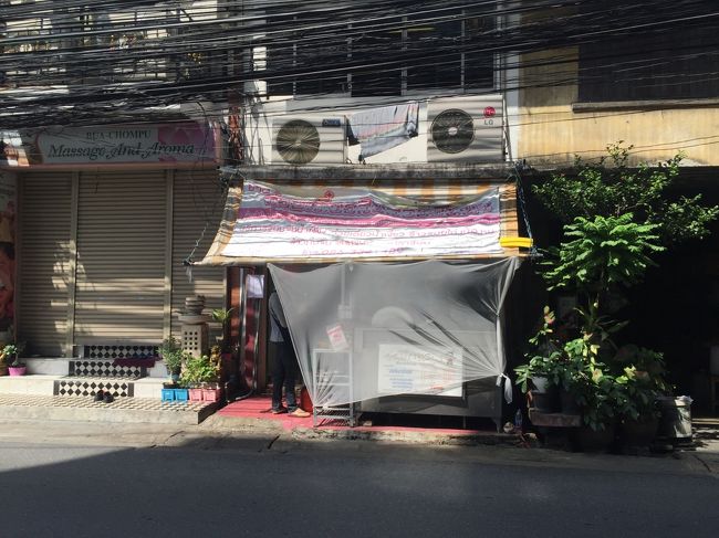 スクンビット通りを迂回するバスでルンピニーからシーロムへ。<br />駅前から１０分ほど歩いてカオソーイのお店に<br />