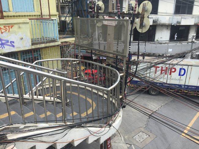 ルンピニ通りでオンヌット方面のバスに乗るため、歩道橋を渡ります。<br />普段は絶対渡らん歩道橋を滞在中に何回行き来してるんやろか？<br /><br />...しかし、この前も感電事故あったと言うのに、電線巻き過ぎ！<br />しかも、手すりはＳＵＳやから怖いわ！(*｀皿´*)/