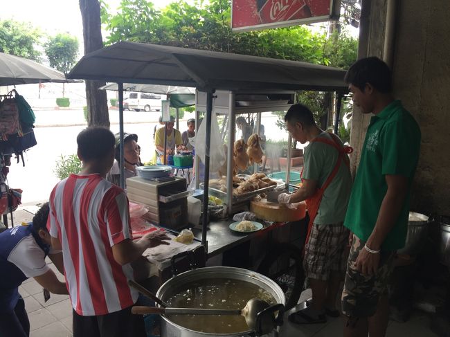 気を取り直して、ルンピニ公園から少し先のカオマンガイ屋へバスを飛ばします。バス最高ーっ(・∀・)ｲｲ!!<br /><br />ココは仕事でお世話になっている方が推奨してた店。<br />その時は場所を正確に聞けなかったのですが、ルンピニ公園から位置的にココと思います。