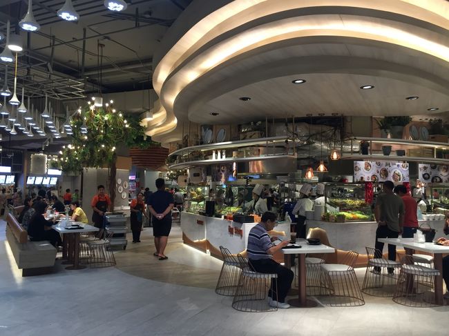 さて、上はショッピングモール。<br />だけど何故か洗練されてない感が漂ってる・・・( ﾟ〜ﾟ )<br /><br />そこで下のフードコートへ。<br />うんうん、結構流行ってるじゃないですか！(´∀｀　)