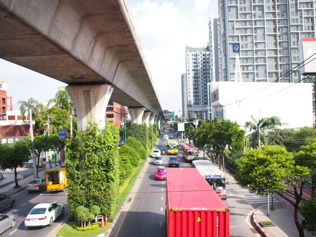 ２日目<br />ホテルを出て歩道橋からの一枚<br />どっちも混んでる...みんな仕事ですなぁ（´ー`）フッ