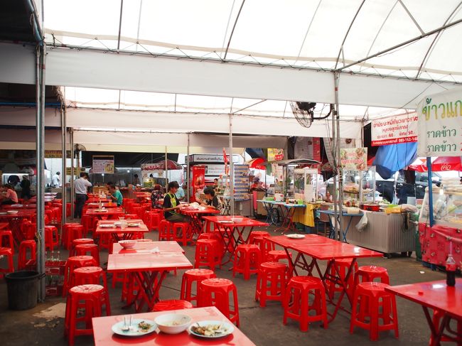 中に入りますと、まだ１１時過ぎなので食堂はガラガラ。<br />ぶらっとお店を見渡してもインスピレーションが沸きません。<br />そりゃそうだ、さっき食べたばかりやもんな(*´д`*)<br />