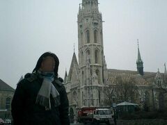 　次はブダペストの象徴的な建物のひとつであるマーチャーシュ教会。13世紀半ばに建てられた教会。正式名称を「聖処女マリア教会」といいます。
　日本でも有名な皇妃エリザベートがハンガリー王妃となるための戴冠式もここで行われたそうです。
