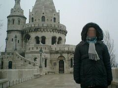　ブダペスト観光に必ず組み込まれているこの「漁夫の砦」。
　旅行会社のパンフレットやガイドブックにも載っているので、やはりそれなりに期待していたわけですよ。その実態は…砦、回廊、砦、回廊、そう、うん確かに回廊だね。という感じであろうか。

　その漁夫の砦は城壁の一番外側にあり（砦だから当たり前）、ドナウ川対岸のペスト地区が一望できます。石造りの回廊で高台にあるから、天気のいい日はいい眺めでしょうね。ずっと向こうまで見渡せそう。

　生憎、天気はあまり良くなかったため、ぼんやりと見えるペスト地区をこれまたぼんやりと眺めていました。
