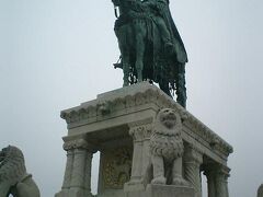 　聖イシュトヴァーンの騎馬像は、マーチャーシュ教会の前の広場に堂々と建っています。聖イシュトヴァーンは一番エライ人らしく、彫刻はどれも凛々しく作られています。そりゃそうだ、建国の父で、聖人だもんね。「聖イシュトヴァーンの日」なる祝日が8月20日にあるくらいだし。

　しかしながら…実はワタクシこの騎馬像に気付かず通り過ぎそうになったのでした。その奥にある「漁夫の砦」と焼き栗売りのにいちゃんに気を取られてて…とほほ。
