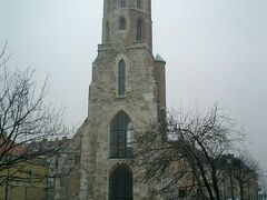 　食事を済ませ次の目的地へと向かう途中、ぼろぼろになった古い教会のようなものが目に入りました。戦災を受けのか、足元にはレンガがごろごろ。手持ちのガイドブックにはちゃんと載っていました。

　マーリア・マグドルナ塔。

　13世紀に建てられた教会だけど、教会そのものは第二次世界大戦で消失。わずかに残ったのが教会の鐘楼だったこの塔だけなんだと。
　これで修復を完了しているらしいのだけど、戦争の悲惨さを後世に残すため、わざとこの状態のまま（レンガごろごろ状態）にしているらしい。鐘楼だけでこの大きさということは、在りし日の教会の姿はさぞかし立派だったことだろうと想像できます。

　大陸にある国の多くの歴史は、侵略と独立の歴史であるところが多い。侵略したりされたり、独立のために戦ったり自分の領土だったところが独立を求めて蜂起したり…ハンガリーもまたそのような国のひとつだったことを感じるのは、翌日英雄広場にいってからになります。

　マーリア・マグドルナ塔の敷地内に植えられていた木には、しっかりと蕾がつけられていた。日中の気温だってまだ0度を下回る日が多いというのに…春の訪れを待ちじっと耐える姿がこの国の人の姿に重なります。