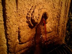 　王宮のあるブダの丘はカルスト台地、そのためあちこちに鍾乳洞があるそうです。
　ここ、王宮地下迷路もそのひとつ。昔はワインセラーとか監獄とかに使われていたところが観光用に一部開放されています。

　地下迷宮の中はほの暗く、おどろおどろしい民族音楽のようなものが流れ、いかにも演出っぽいものが多いのがちょっと気になる…。

　洞窟内ですれ違った人がやけに酒臭く「この人二日酔い？酒臭っ」と思っていたら、実はその先にワインの泉があって、柱からワインがちろちろ流れていました。本物のワインらしいのですが、飲むのはちょっと衛生上どうなんだろう？すれ違ったおじさん、勘違いしてごめんなさい。