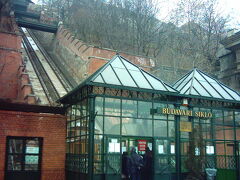 　カルスト地形の上に建つ王宮。そんなに高い丘ではないのですが、くさり橋の麓からケーブルカーが出ています。これがその乗り場。

　ところが…ブダペストカードも1週間券も使えないのです。あれれ？交通機関乗り放題じゃなかったの？？？
　というわけで、散歩がてら歩いて登ることにしました。実際歩いてみると大した距離でも勾配でもない。眼下に広がる町並みやドナウ川を見ながら登るのもまた楽しい。あっという間に王宮到着です。
