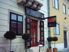 　昼ごはんはマーチャーシュ教会から遠くないところにあるカフェピエロで摂ることにしました。
　名前のとおり、店内はピエロやピエロの絵で飾られています。観光シーズンには客で賑わうらしいこの店も客はまばら。ゆっくりできるので、私としては却ってうれしいくらい。