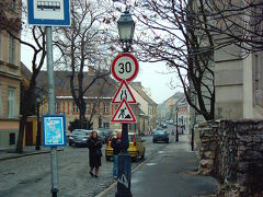 　王宮の丘の隅っこに軍事歴史博物館があります。1956年のハンガリー動乱についての展示が見もの、とのことで行ってみました。

　中世あたりからの軍服やら武器やらが所狭しと展示されています。
　昔の軍服は色とりどり、「ベルサイユのバラ」でオスカルが着ていたようなものが多く、迷彩色の実践向きのものになるのは、ずっと後世のことみたいです。
　銃や弾丸も数多くありました。実際に触れることもできるのですが、重量感ずっしり。こんなもの持って兵士たちは駆け回り、人を殺し、殺され･･･という現実があったのかと思うと、気持ちが沈みます。

　ハンガリー動乱についての資料についてはよくわからなかったことと、展示内容の説明がマジャール語（ハンガリー語）とロシア語のみの部屋もあって、そういうところは眺めるだけになってしまったのが、残念でした。
　入場料が無料（写真やビデオ撮影は有料）ということもあってか、それなりに入館者がいました。圧倒的に男性が多かったですね。

　しかし･･･戦争に関するものを置いているところは、ちょっと気が重いよ･･･

　私は館内で撮影をしなかったので、写真はマーリア・マグドルナ塔付近の路地。
