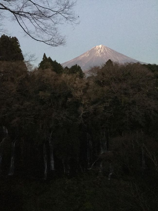 白糸の滝から。<br />白い筋は滝です。