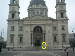 　今日はブダ地区と反対側にあるペスト地区を歩いて回ります。

　まず訪れたのは聖イシュトヴァーン大聖堂。建国の父の名を冠した大聖堂は町の中心部にあります。なのに見知らぬ街のこと、あっちこっち歩き回って道行く人に尋ねつつ漸く到着。

　で、でかい・・・

　それが大聖堂の第一印象。
　入り口付近に私（身長150cm程度）が立っていますが豆粒程度にしか見えません。大きさの程がわかるというものです。

　中に入ってみる。広い広い空間が広がっています。中央にはキリストではなく聖イシュトヴァーンの像が置かれています。外から入る光によって浮かび上がるステンドグラス。素直に美しいと感じます。

　聖イシュトヴァーンの右手首のミイラが保存されています。死後1000年近く経った今も、彼はハンガリーの今を見守っている（らしい）。残念ながらこのときは右手首が保存されている場所でプライベートミサが行われていたため、見ることが出来ませんでした。

　聖イシュトヴァーン大聖堂への道を教えてくれた女性が「大聖堂の塔に登れるから、登って景色を見るといいよ！」と教えてくれました。あんまり天気は良くないけど登って見るか〜と思って行ってみたら、冬の間は登れないとのことでした。ん〜。残念。
　オフシーズンに来ると、こういうことがあるのよね〜。