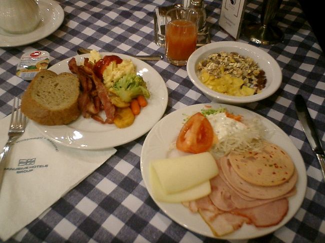 　滞在2日目の朝です。<br /><br />　朝ごはんのメニューは、黒パン・ミュースリー・ハム類4種・チーズ・サラダ・ベーコンエッグ・温野菜・グァバジュース・牛乳、と盛り沢山。<br /><br />　今日も歩きの一日になる予定。だからしっかり食べなくちゃいけない。少々食べても歩き尽くめだから「食べすぎ」ではない（と思う）。<br />　メニューは前日と殆ど同じ。色々用意されていても、好きなものになっちゃうんですよね〜。今日はチーズを少なめに、ハム類を多めにしてみました。うまうまです。<br />