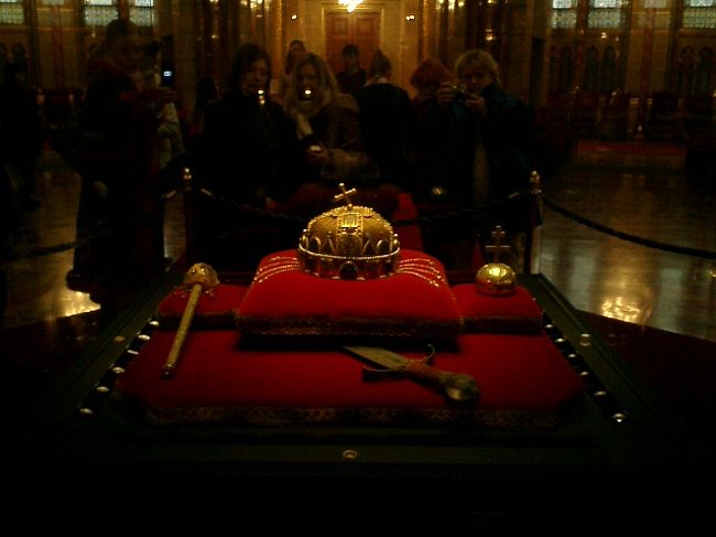 　ハンガリー王朝の王冠が保管されているのもここです。ちょっと傾いた十字架がポイント。<br />　第二次大戦後国外に持ち出されていた王冠がハンガリーに戻ってきたのは1978年。この王冠も流転の歴史を背負い、ようやくここに帰ってきたということなんでしょう。<br />