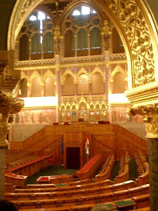 　内部の装飾は見事です。しかしこの部屋は金きんキラキラ、ちょっとやりすぎじゃないか？と思ってみたり。（秀吉の茶室を思い出してしまった）。<br />　着工されたのは1885年とのことですが、今日日（きょうび）こんなのを建てたら「税金の無駄遣い！」と言われちゃうんだろうなぁ。<br />