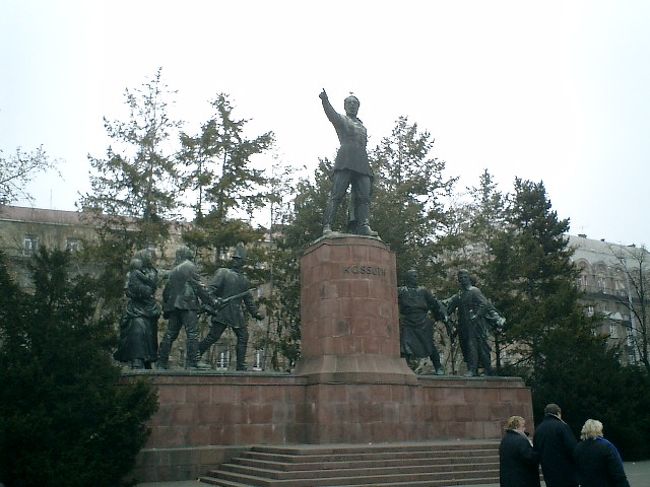 　国会議事堂を出たところにある広場に像が。なんの像だったか確認し忘れました。