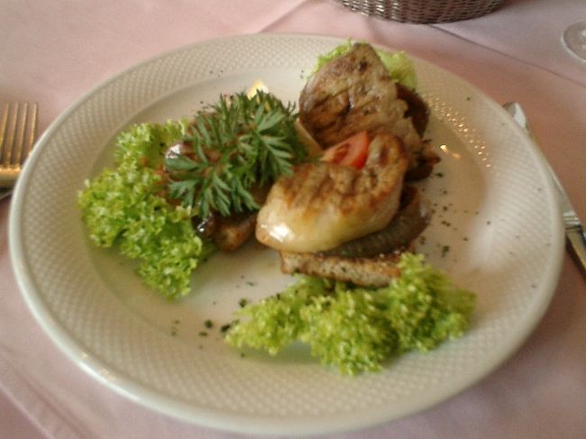 　夫が注文したフォアグラはさすが名産品だけのことはあって、分厚いのが3切れ乗っていました。ちょこっと味見しましたが、濃厚なフォアグラと酢漬けの焼き玉葱が堪りません。美味しい〜♪