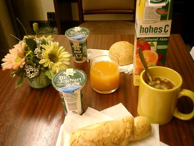 　今日もよく歩いたのでクタクタ。ここ数日は通常食べなれないものを食べているので、胃腸もなんとなくお疲れ気味。そのため今日はホテルの部屋でテレビでも見ながら、気軽に食事を摂ることにしました。<br /><br />　スーパーで買ってきたパンとヨーグルト、ビタミン入りのジュース。そして温かいスープ。これで充分です。ちなみにこの日の夕食代は…激安です。<br /><br />　日本と違って部屋に湯沸し設備がないことが多い海外のホテル。旅の際には携帯できる小さなサイズの湯沸し器を持参します。やはり温かい飲み物は落ち着きますもんね〜。<br />　食事のあとはあたたかいカモミールティーで気分を落ち着けて、お蒲団へ直行です。 