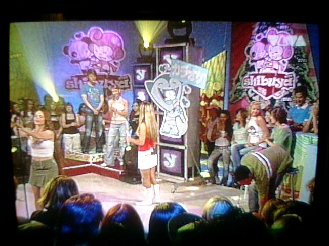 　大人しく眠りに着くつもりだったワタクシの目を釘付けするものが飛び込んできました。<br /><br />　その名も「カラオケ渋谷」。多分ドイツのテレビ番組です。<br />　このホテルは外国からの客向けのためか、ドイツ語圏のテレビ局の番組を多く見ることが出来ましたが、この番組もそのひとつ。<br /><br />　番組内容は視聴者がカラオケを歌い、審査員が勝敗を決めるというもの。番組タイトルが示すように、渋谷辺りにいそうなおねえちゃんが司会をしており、ノリノリだったんだけど、肝心のカラオケはあんまり上手くなかったです…日本のカラオケ屋にいる女子高生のほうが上手そう。<br /><br />　しっかし…渋谷のイメージってこんな感じなのね。<br />　そういえば「かわいい」って言葉も、「津波」や「柔道」「漫画」と同じく世界で通じる言葉になりつつあるんだよなぁ…と再確認です。<br />