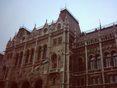 　国会議事堂です。
　ハンガリーの国家議事堂は観光スポットのひとつです。ドナウ川のほとりに美しく堂々と建つその姿は川を挟んだ王宮の丘からも見ることが出来ます。（大きくてカメラに入りきれない！）

　見学ツアーじゃないと中には入れません。そりゃそうだ、勝手に入って中に潜まれたら困るもんね。拳銃を携えた物々しい格好の警備のおにいちゃんがお出迎えしてくれます。
　私たちはドイツ語のツアーで入場しました。チケットを買うにも入場するにもパスポートが必要です。

　しかしこの日は冷えました！ツアーが始まるまで30分ほど外で並んで待っていたのですが、足元からしんしんと冷えてくる…曇り空ながら雨が降らなかったことにほんと感謝です。お天道様ありがとう。