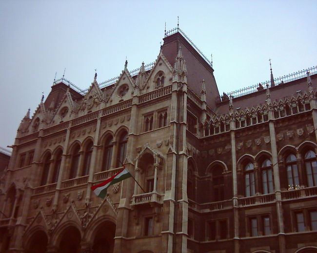 　国会議事堂です。<br />　ハンガリーの国家議事堂は観光スポットのひとつです。ドナウ川のほとりに美しく堂々と建つその姿は川を挟んだ王宮の丘からも見ることが出来ます。（大きくてカメラに入りきれない！）<br /><br />　見学ツアーじゃないと中には入れません。そりゃそうだ、勝手に入って中に潜まれたら困るもんね。拳銃を携えた物々しい格好の警備のおにいちゃんがお出迎えしてくれます。<br />　私たちはドイツ語のツアーで入場しました。チケットを買うにも入場するにもパスポートが必要です。<br /><br />　しかしこの日は冷えました！ツアーが始まるまで30分ほど外で並んで待っていたのですが、足元からしんしんと冷えてくる…曇り空ながら雨が降らなかったことにほんと感謝です。お天道様ありがとう。