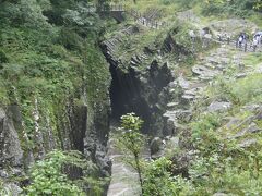 高千穂峡。一番狭い所。今日は雨の為濁流です。