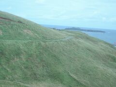 　礼文島北端のスコトン岬へのトレッキング路です。
　バスが走っているのは、写真の山肌にへばりついた様な道です。
　朝一で向かうため、対向車が来ないと見極めた運転手さんが乗り入れてくれました。
　前方に見えるのは、ドド島です。