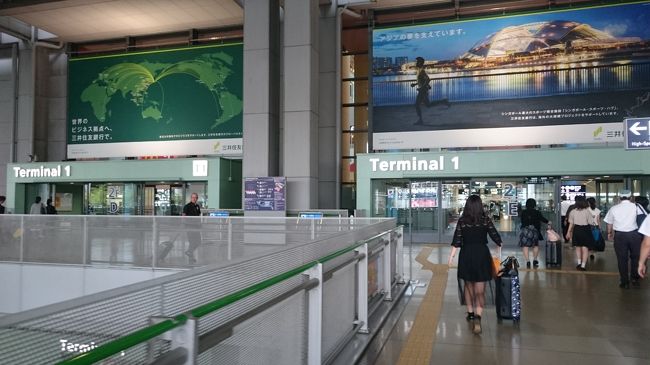 意外と朝の関空は混雑しています。<br /><br />早朝便がたくさんあるのでしょう。