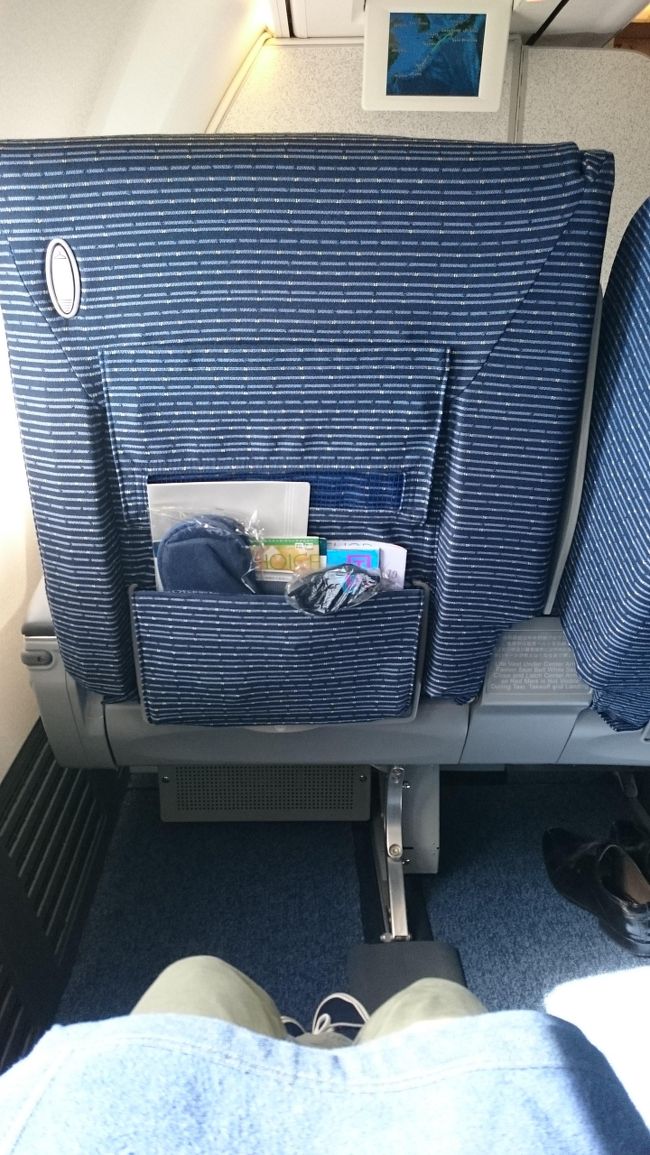 プレミアムクラスの幅はこれぐらいです。<br /><br />2Aを予約しましたが、まったく問題なく快適に過ごせます。