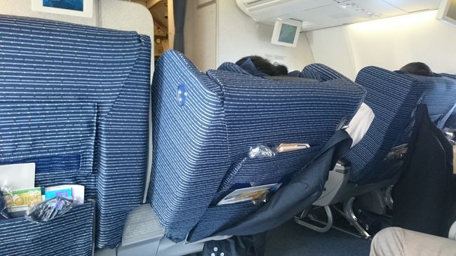 前のお客さんが全開に倒していましたので、<br />これぐらい倒すことができるんだよ、という写真になります。<br /><br /><br />写真の角度まで倒されると、<br />トイレなど通路に出る際に、とても大変です。。。<br /><br />そして、トイレと書きましたが、<br />トイレへ行った際に伝えました(笑)<br /><br />CAさん、けっこう驚かれていましたね。<br />「早いお帰りですね！」と<br />「乗り継ぎのお客様確認していましたが、そのようなお客様を見落としていました」と<br /><br />乗り継ぎで戻るなんて、修行の人しかいませんしね(笑)