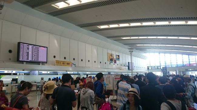 うわぁ、めちゃくちゃ混んでる。。。<br /><br />となっても、大丈夫です(笑)<br />自動チェックイン機ですから(笑)