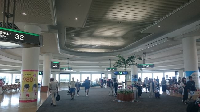 この空港に修行の人はいるのかなぁと思いつつ搭乗しました。<br /><br />NH1734　那覇ー関空　10:35⇒12:30